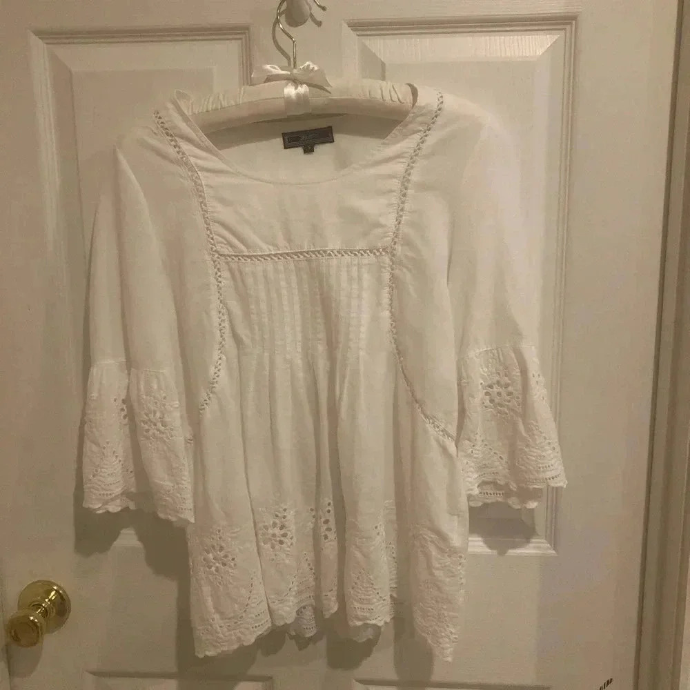 Three calm -white top with bell sleeves -sm